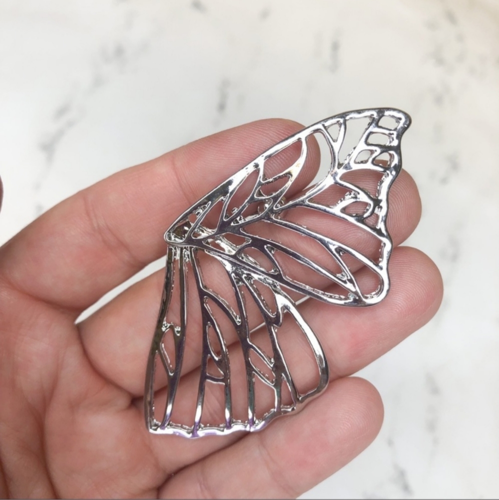 💎 Silver Filigree Butterfly Wing Earrings - Picture 2 of 4